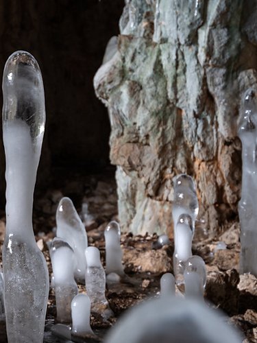 Stalagmiti di ghiaccio in grotta