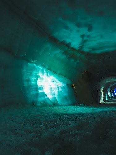 Grotta artificiale nel ghiacciaio Langjökull, Islanda