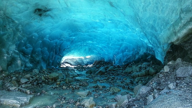 Grotta nel ghiacciaio Mendenhall, USA