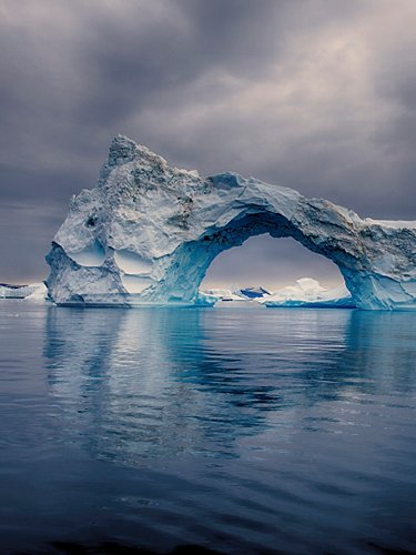 Iceberg a forma di arco