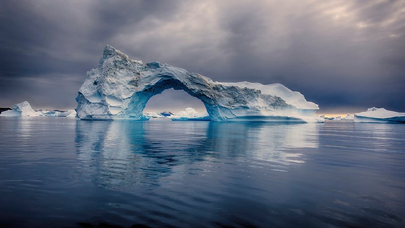 Arch-shaped iceberg