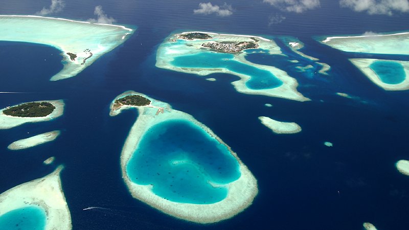 Natanti tra gli atolli