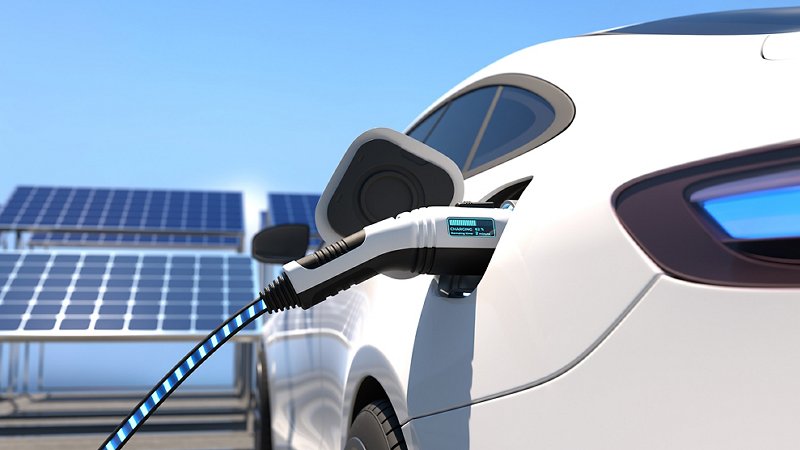 Auto elettrica alimentata ad energia sol