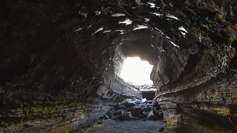 Grotta lavica sull’Etna, Italia