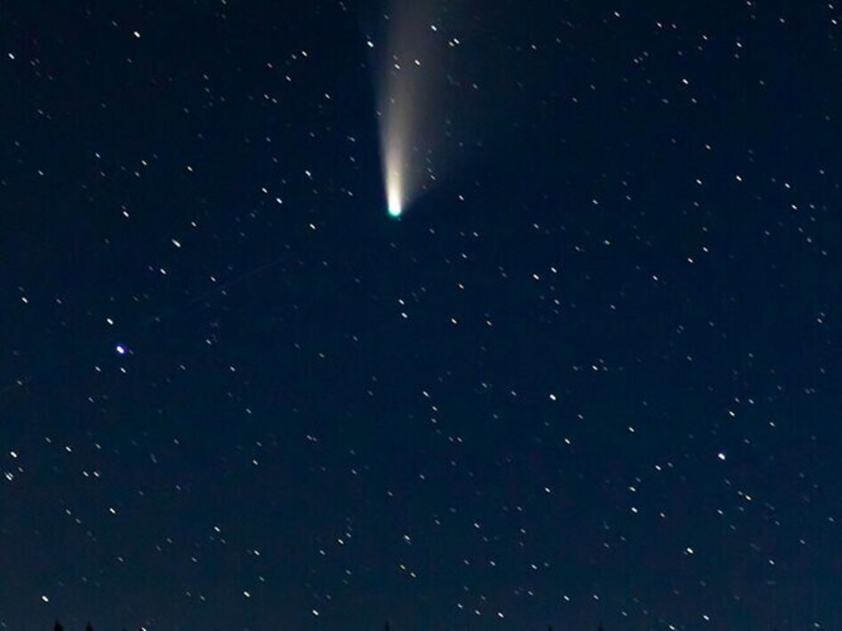 il cielo di luglio attraversato dalla cometa NEOWISE