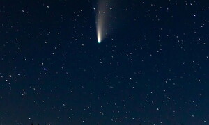 l cielo di luglio attraversato dalla cometa NEOWISE