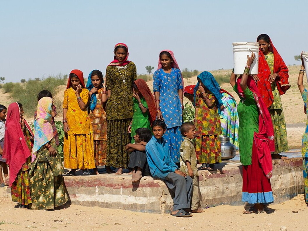 Un gruppo di donne in India preleva acqua da un pozzo