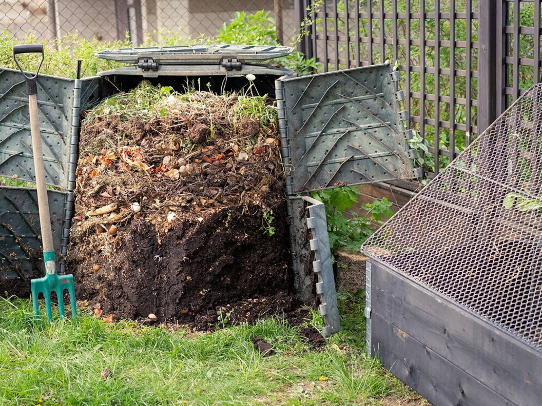 Esempio di composter con i vari strati del cumulo e i differenti momenti del compostaggio