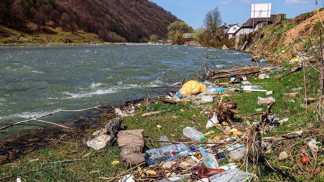 Rifiuti abbandonati agli argini dei fiumi
