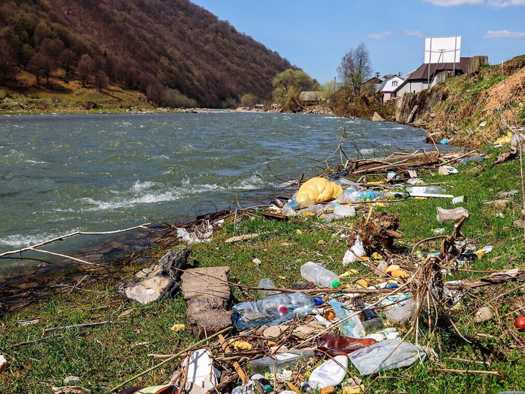 Rifiuti abbandonati agli argini dei fiumi