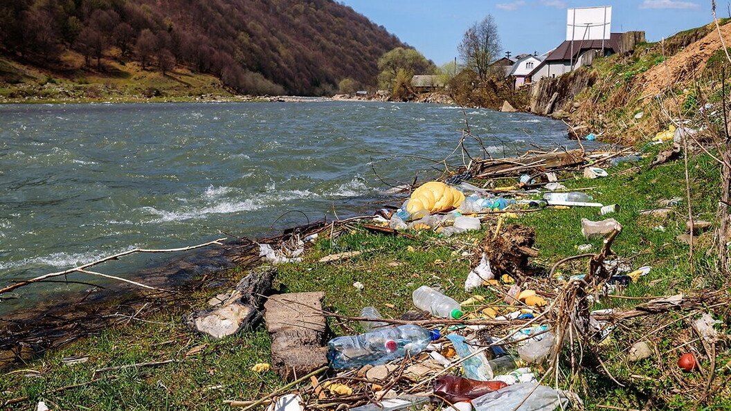 Rifiuti abbandonati agli argini dei fiumi