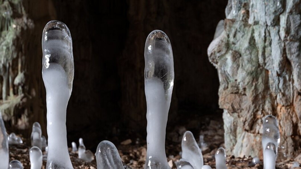 Stalagmiti di ghiaccio in grotta