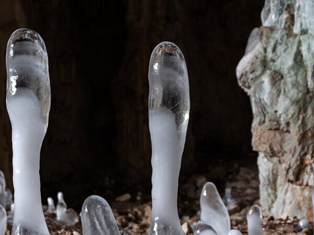 Stalagmiti di ghiaccio in grotta