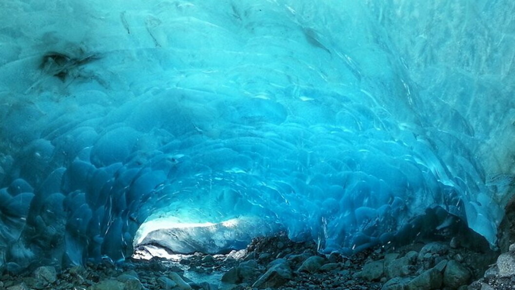 Grotta nel ghiacciaio Mendenhall, USA