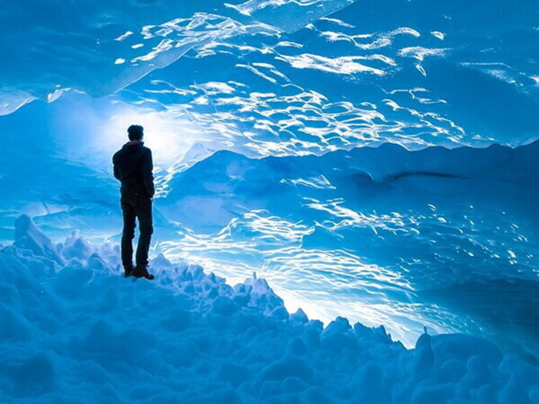 Grotta nel ghiacciaio Mendenhall, USA
