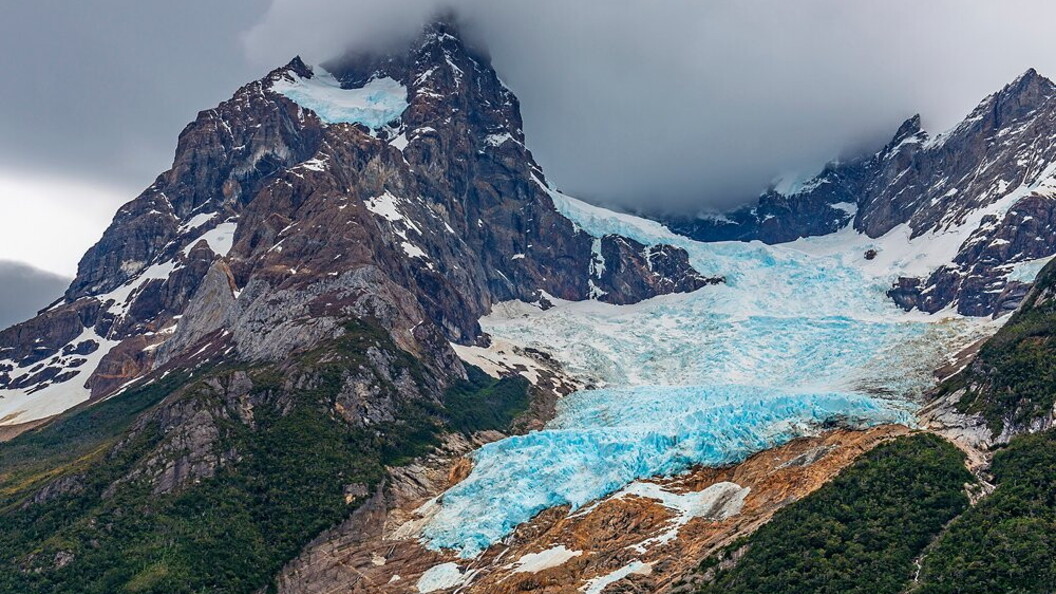 Grotta nel ghiacciaio Mendenhall, USA