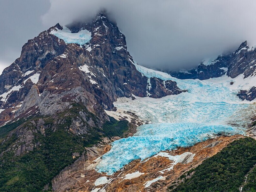 Grotta nel ghiacciaio Mendenhall, USA