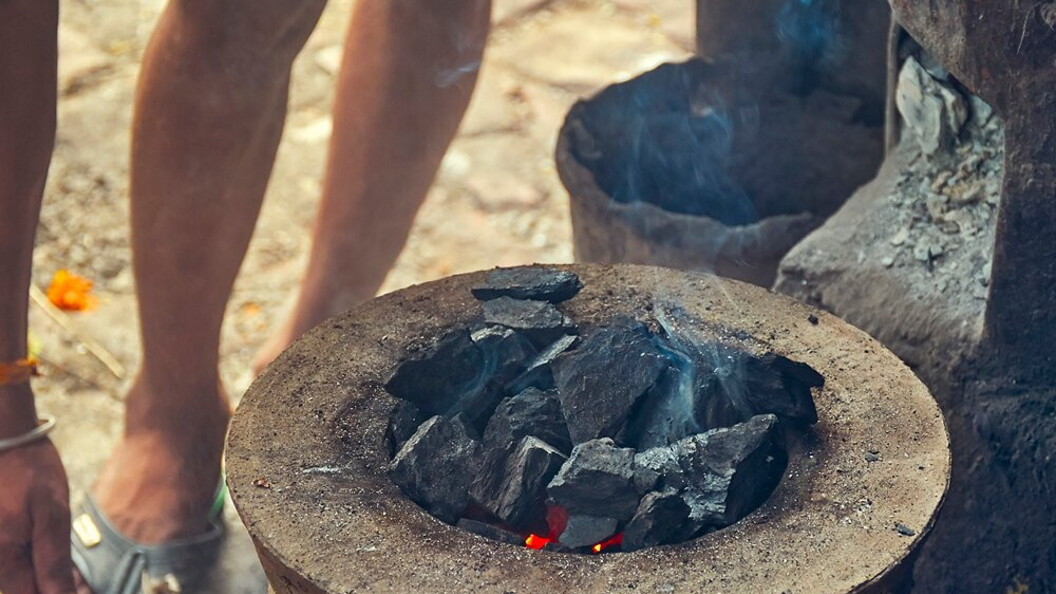 Scaldarsi e cucinare con il carbone