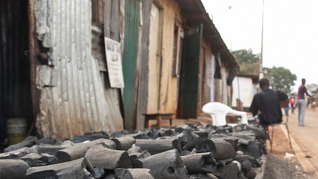 Vendita di carbone per strada