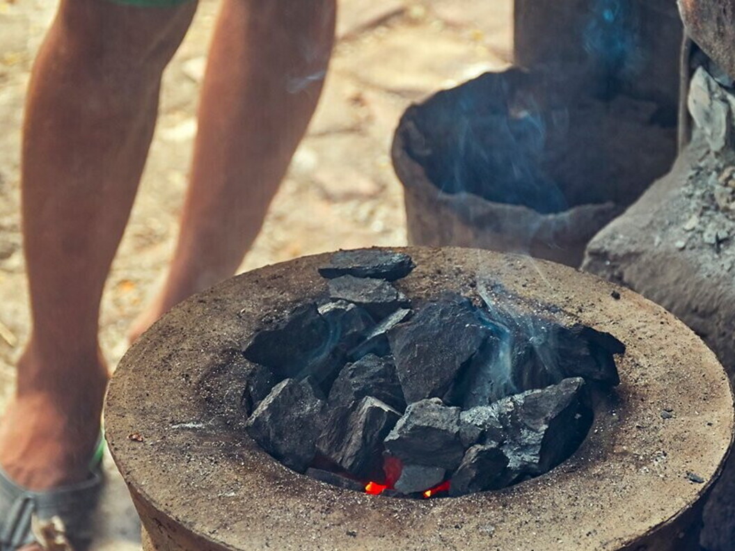 Scaldarsi e cucinare con il carbone