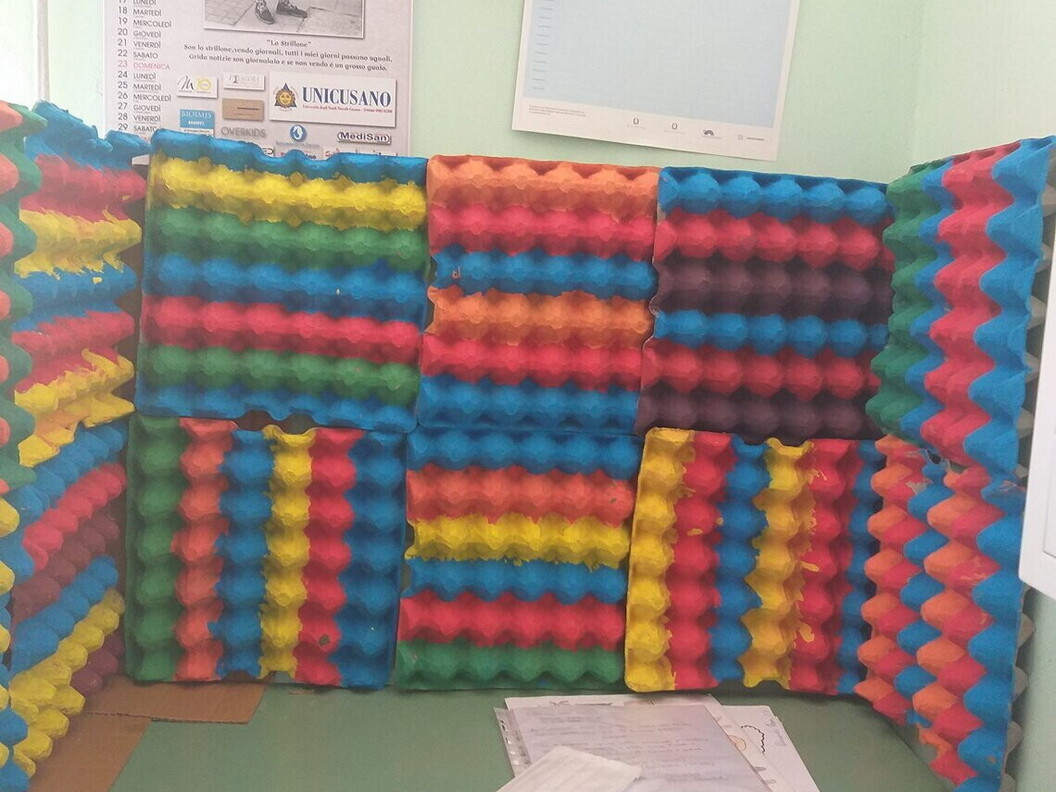 Postazione-web-radio-insonorizzata-scaled