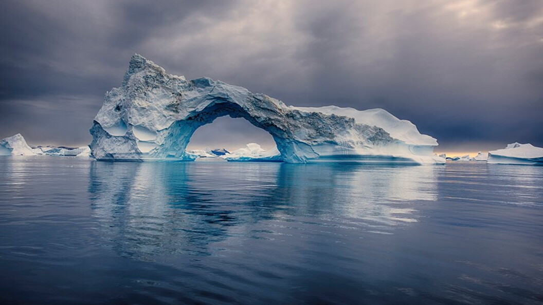 Iceberg a forma di arco