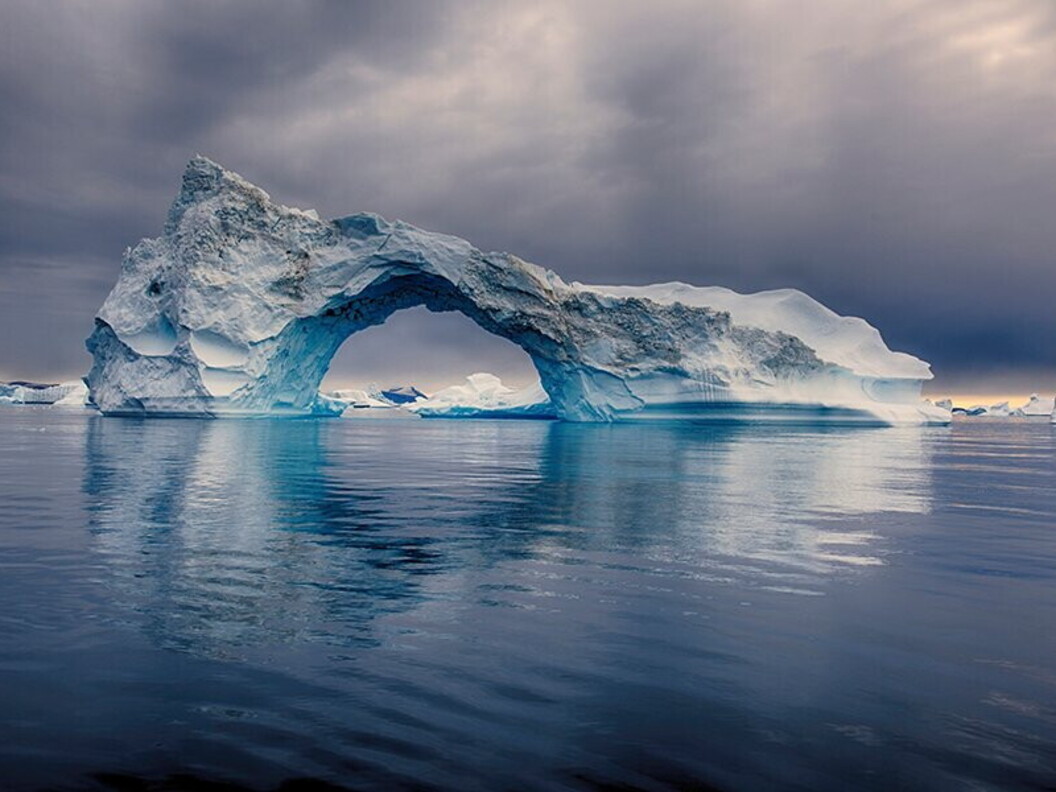 Iceberg a forma di arco