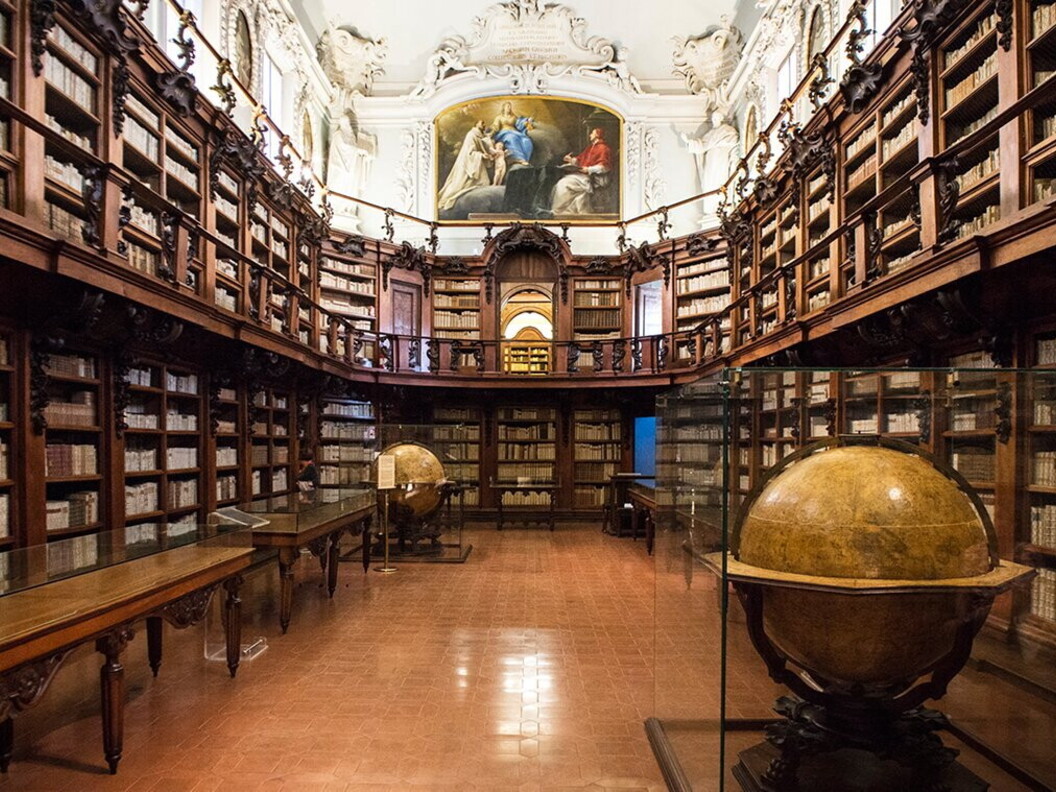 Biblioteca Classense, Ravenna. - Credits: https://commons.wikimedia.org/wiki/File:Veduta_aula_magna.jpg?uselang=it
