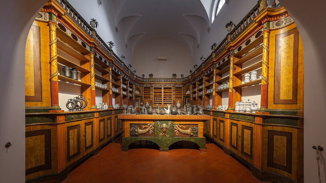 Mobile da farmacia del XVIII secolo - https://commons.wikimedia.org/wiki/File:Mobile_da_farmacia_del_xviii_secolo,_da_farmacia_dei_mori