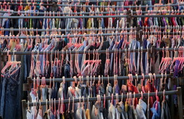 Fast fashion, cosa si nasconde sotto i vestiti che indossiamo