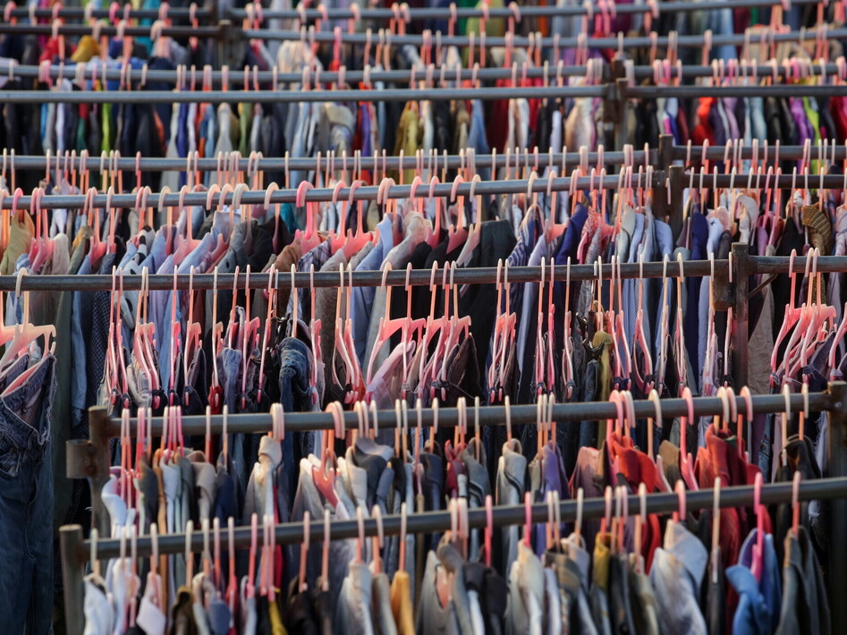 Fast fashion, cosa si nasconde sotto i vestiti che indossiamo